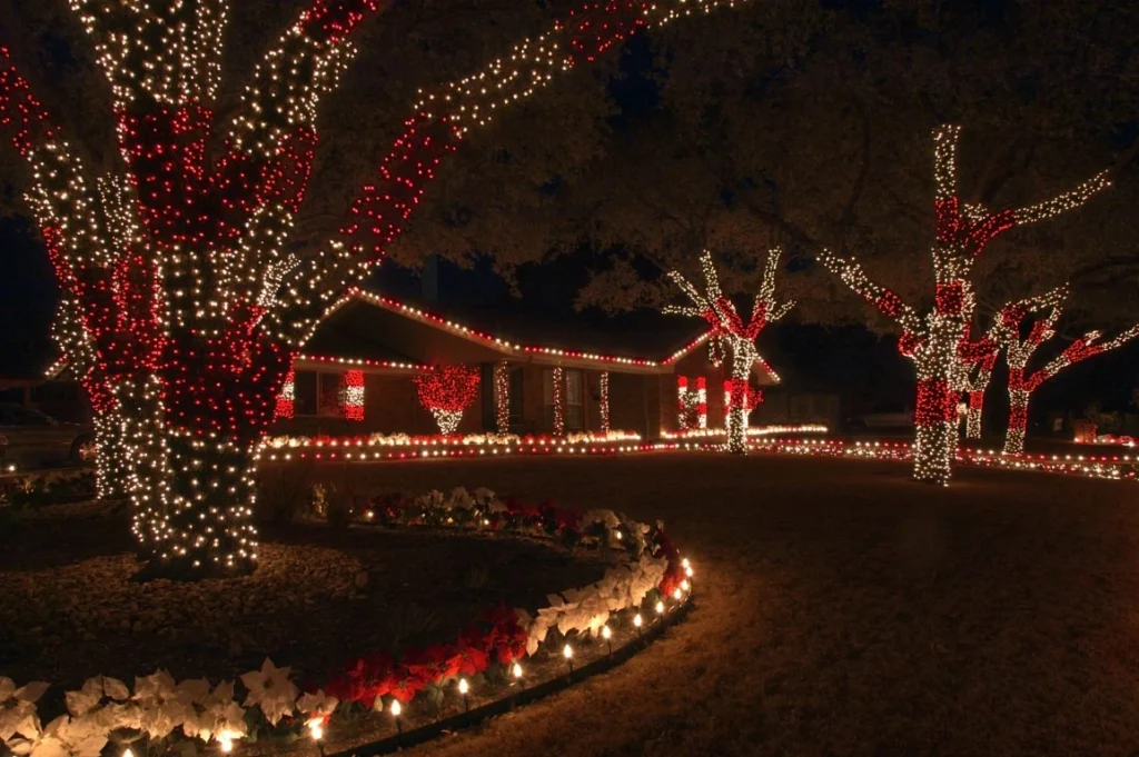 6 Ways Your Holiday Lights May Damage Your Vinyl Siding Holiday lights - Unlimited Siding, Ogden, Utah