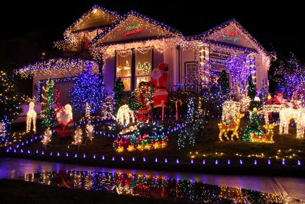6 Ways Your Holiday Lights May Damage Your Vinyl Siding Holiday lights - Unlimited Siding, Ogden, Utah